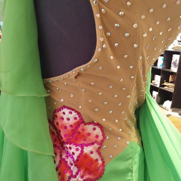 Bright Green Smooth Ballroom - Picture 5 of 7